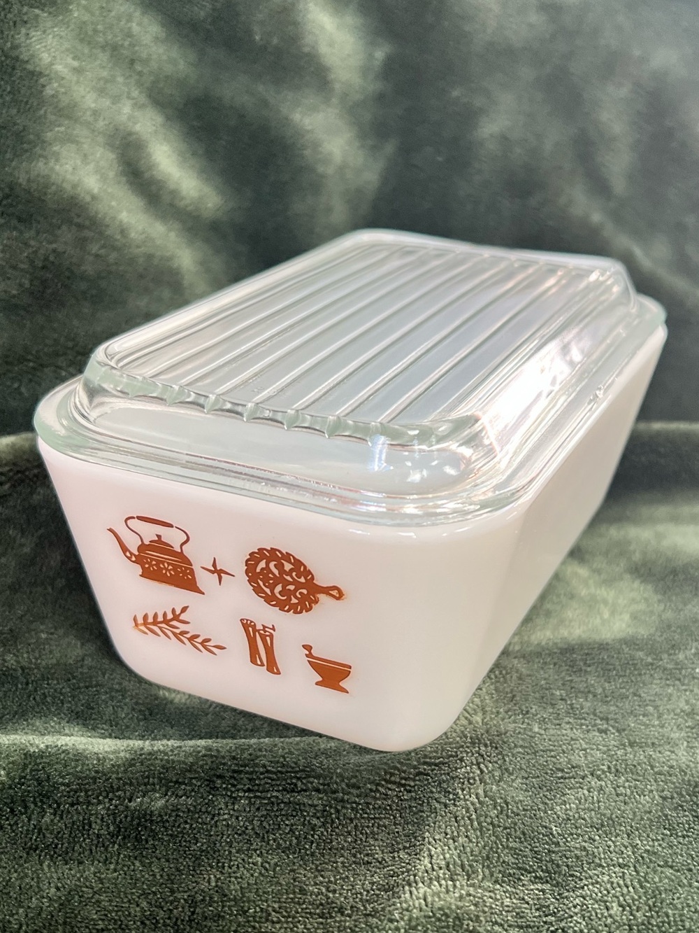 Early American Pyrex Refrigerator Dish - 1.5 Pint